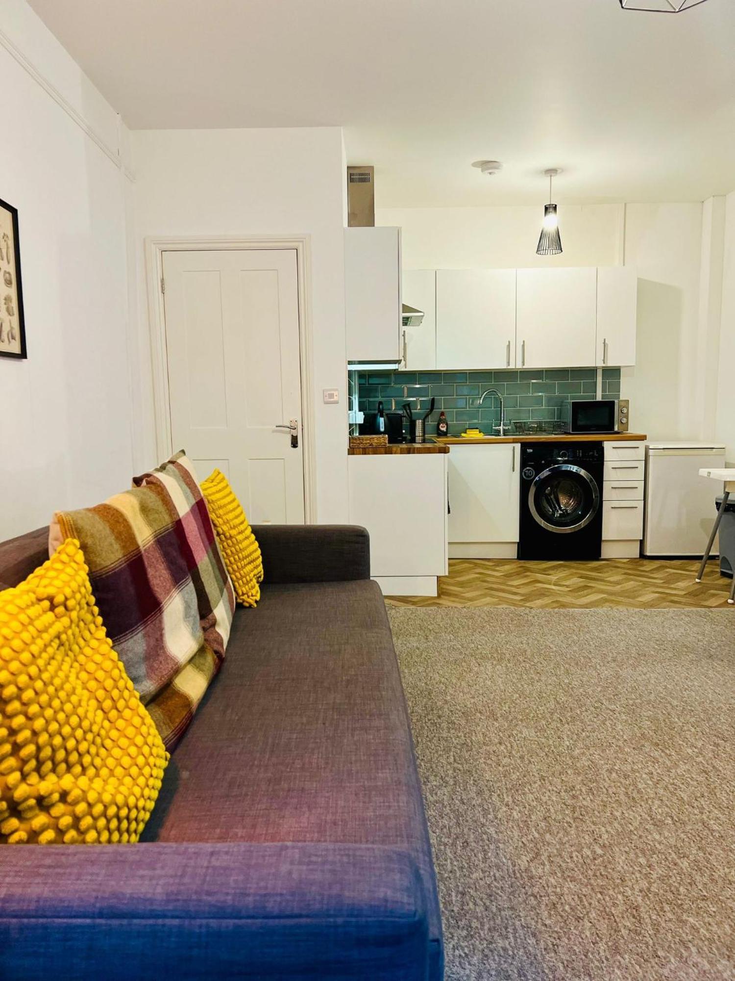 The Sand Bank - Flat 1, Central Bournemouth Apartment, Sleeps 4, 7 Min From The Beach, Pet Friendly, Parking, Wifi, Kitchen And Washer Exterior photo