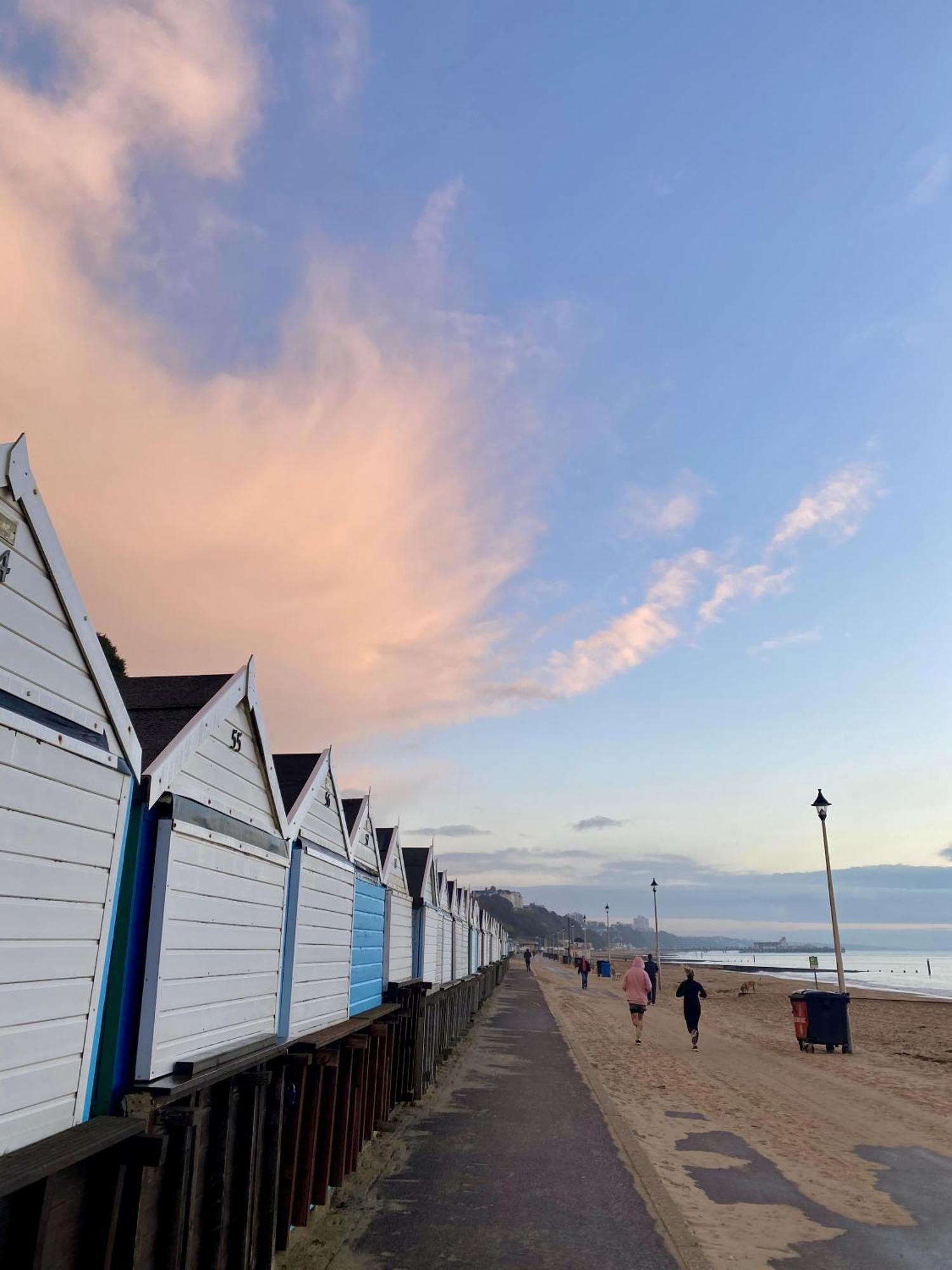 The Sand Bank - Flat 1, Central Bournemouth Apartment, Sleeps 4, 7 Min From The Beach, Pet Friendly, Parking, Wifi, Kitchen And Washer Exterior photo